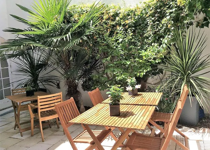 Vue Sur Cour 2* La Rochelle (Charente-Maritime)